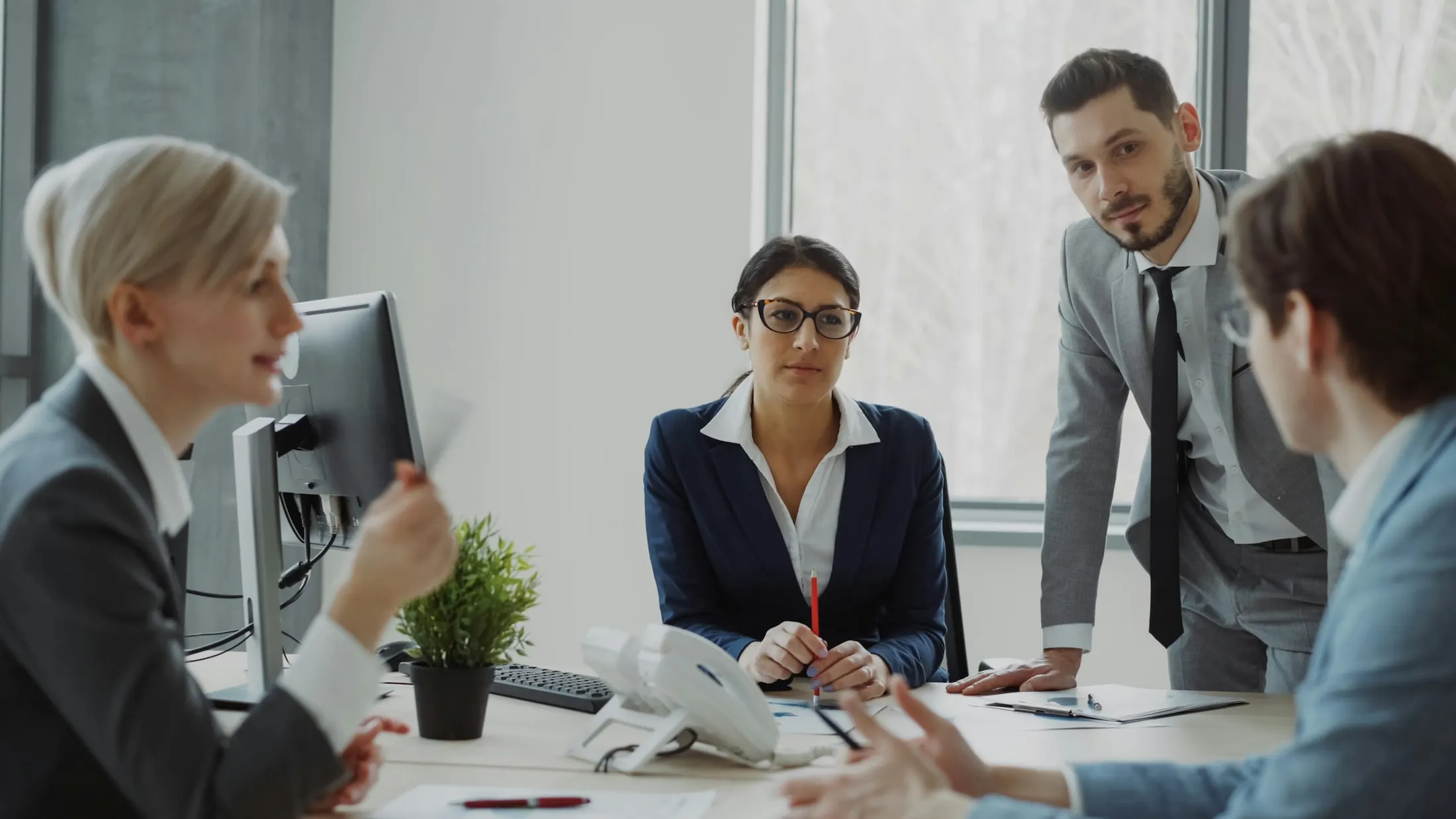 Directivos trabajando en grupo durante un taller de formación